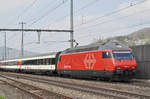 Re 460 051-6 durchfährt den Bahnhof Gelterkinden. Die Aufnahme stammt vom 06.04.2017.