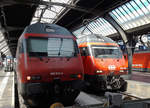 SBB: Begegnung der Re 460 014-4 und Re 460 084 mit unterschiedlicher Anschrift der Betriebsnummer im Bahnhof Zürich-HB am 21.