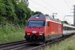 Re 460 108-4 fährt Richtung Bahnhof Rheinfelden.
