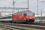 Re 460 033-4 durchfährt den Bahnhof Muttenz.