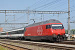 Re 460 000-3 durchfährt den Bahnhof Muttenz. Die Aufnahme stammt vom 28.08.2017.
