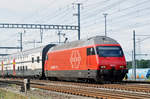 Re 460 074-8 durchfährt den Bahnhof Muttenz.