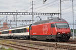 Re 460 068-0 durchfährt den Bahnhof Muttenz.