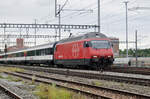 Re 460 066-4 durchfährt den Bahnhof Muttenz. Die Aufnahme stammt vom 31.08.2017.