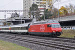 Re 460 025-0 fährt Richtung Bahnhof Muttenz.