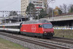 Re 460 022-7 fährt Richtung Bahnhof Muttenz.