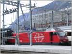 460 043-3  Dreispitz  wartet auf Gleis 8 in Chur mit dem IR nach Basel SBB. Die Hrnerschalter neben der Lok dienen dem sektorenweisen Trennen von unter Strom stehenden Fahrleitungen.
(16.05.2007)