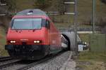 Re 460 046-6 beim Verlassen des Villnachern Tunnels bei Villnachern AG in Richtung Basel am 03.01.2019.