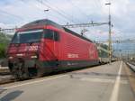 Mit IR 2182 Locarno - Basel trifft am 28.05.2007 die wieder rote 460 084-7  Neftenbach  in Arth-Goldau ein.