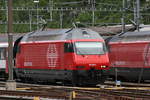 Die Re 460 080  Tre Valli  steht in Brig mit ihrem Zug abgestellt.