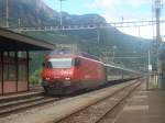 Am 27.6.2007 fährt die Re 460 061 mit dem Cisalpino  Cinque Terre  (Livorno-Zürich HB) durch den Bahnhof Ambri-Piotta.