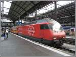 Am 18.07.2007 stand Re 460 025 mit einem Messzug im Bahnhof von Luzern.