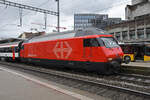 Re 460 003-7 wartet am 12.02.2024 beim Bahnhof Brugg.