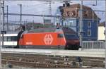 Re 460 046-6 schiebt einen IR aus dem Bahnhof Brugg. (18.03.2008)