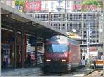 Hier ist definitiv Schluss fr die SBB, Re 460 069-8 am Prellbock in Locarno. Von hier gehts aber weiter z.B. einen Stock tiefer mit der Centovallibahn nach Domodossola, oder mit dem Bus ins Valle Maggia, mit dem Schiff nach Brissago, oder mit der Standseilbahn nach Madonna del Sasso/Orselina, von dort mit der Luftseilbahn nach Cardada und weiter mit dem Sessellift nach Cimetta. Es gibt viele Mglichkeiten im Tessin, sich auch ohne Auto weiterzubewegen. Das scheussliche Gebude im Hintergrund ist brigens das Autosilo, treffender knnte man ein Parkhaus nicht nennen. (05.05.2008)