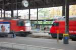 Do setzts di nieder: Mit einem Affenzahn dst eine Re 4/4 II durch den Bahnhof von Basel SBB..