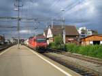 Die Re 460 009 ''Le jet d'eau'' fuhr am 1.7.05 mit dem IC 940 nach Bern durch Oberwinterthur.