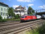 Die Re 460 017-7 ''Les Diablerets'' zog am 13.7.05 den IC 930 nach Interlaken Ost unter der Stadtrain-Brcke hindurch.