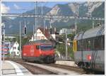 Re 460 036-7 übernimmt in Chur den IR 1786 mit einem ehemaligen Cisalpino-Wagen.