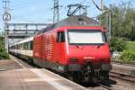 460 043 am 09.08.10 in Muttenz mit IC Pendelzug gebildet aus EW 4 Wagen nach Basel.