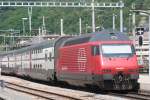 460 079 am 01.07.10 verläßt mir ihrem Doppelstock IC Pendelzug den Bahnhof Brig in Richtung Bern - Zürich - Romanshorn.