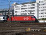 Die Re 460 026-8 ''Fricktal'' verliess am 9.10.05 den HB Zrich mit einem IC-Dosto.