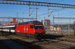 Re 460 060-4 durchfährt den Bahnhof Muttenz. Die Aufnahme stammt vom 31.12.2013.