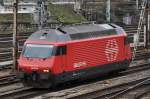 Re 460 033-4 fährt aus dem Bahnhof SBB in Basel.