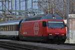 Re 460 094-6 durchfährt den Bahnhof Muttenz. Die Aufnahme stammt vom 14.02.2014.