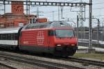 Re 460 032-6 durchfährt den Bahnhof Muttenz. Die Aufnahme stammt vom 14.02.2014.