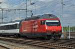 Re 460 000-3 durchfährt den Bahnhof Muttenz. Die Aufnahme stammt vom 22.04.2014.