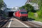 Re 460 118 erreicht am späten Nachmittag des 2. Juli 2015 mit einer IC2000-Garnitur den Bahnhof Zürich Wipkingen, den sie ohne Halt durchfahren wird.