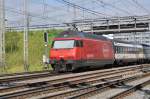 Re 460 096-1 durchfährt den Bahnhof Muttenz. Die Aufnahme stammt vom 17.06.2015.