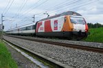 Re 460 085 mit Werbung des Gottardo 2016 Sponsor Coop, mit dem IC von Basel nach Interlaken, am 14.5.2016 auf der NBS bei Hindelbank.