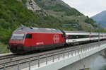 Re 460 074 mit dem IR nach Genf, am 8.5.2016 bei Leuk.