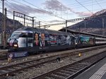 Re 460 028 mit Werbung für Zugpersonal und Re 460 023 mit Hauseigentumsverband Werbung  kamen am 24.12.2015 in Doppeltraktion zusammen mit dem IC aus Basel, nach Brig.