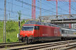 Re 460 063-1 durchfährt den Bahnhof Muttenz.