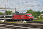 Re 460 022-7 durchfährt den Bahnhof Pratteln.