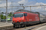 Re 460 096-1 verlässt den Bahnhof Thun. Die Aufnahme stammt vom 28.07.2016.