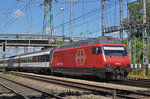 Re 460 018-5 durchfährt den Bahnhof Muttenz.