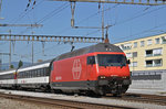 Re 460 025-0 verlässt den Bahnhof Zofingen.
