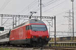 Re 460 045-8 hat den Bahnhof Muttenz durchfahren.