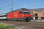Re 460 027-6 fährt zum Bahnhof Sissach.