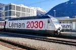 Die Re 460 075 Werbelok fürs Projekt Léman 2030 vor dem IR nach Genf, am 18.2.17 in Brig.