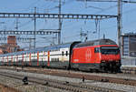 Re 460 009-4 durchfährt den Bahnhof Muttenz.