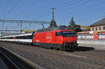 Re 460 087-0 durchfährt den Bahnhof Rothrist.