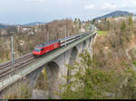 Re 460 111 überquert am 5. April 2017 mit einem IR St. Gallen - Basel SBB kurz nach der Abfahrt die Sitterbrücke der SBB.