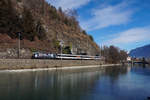 Re 460 028-4 fährt am 20.02.2017 der Aare entlang von Interlaken Ost Richtung Interlaken West.