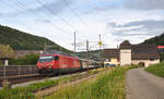 Während andernorts in der Schweiz Gewitter wüten, ist die Re 460 019-3 mit einem Schnellzug bei gnädigem Wetter in Richtung Basel unterwegs.