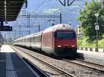 Re 460 048 mit einer Interregio Komp als Leerzug Richtung Lausanne, 15.7.16 bei der Durchfahrt in Leuk.